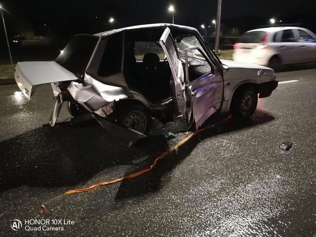 В Набережных Челнах из-за ДТП багажник автомобиля вмяло в салон |  22.10.2021 | Набережные Челны - БезФормата